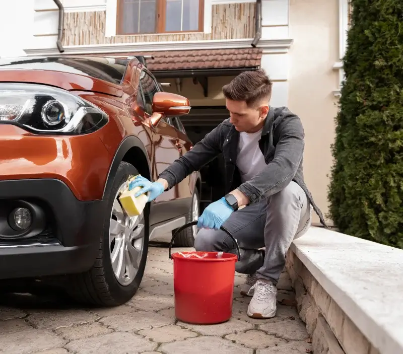Lavage auto à domicile Louroux-de-Bouble : professionnel intervenant sur un véhicule